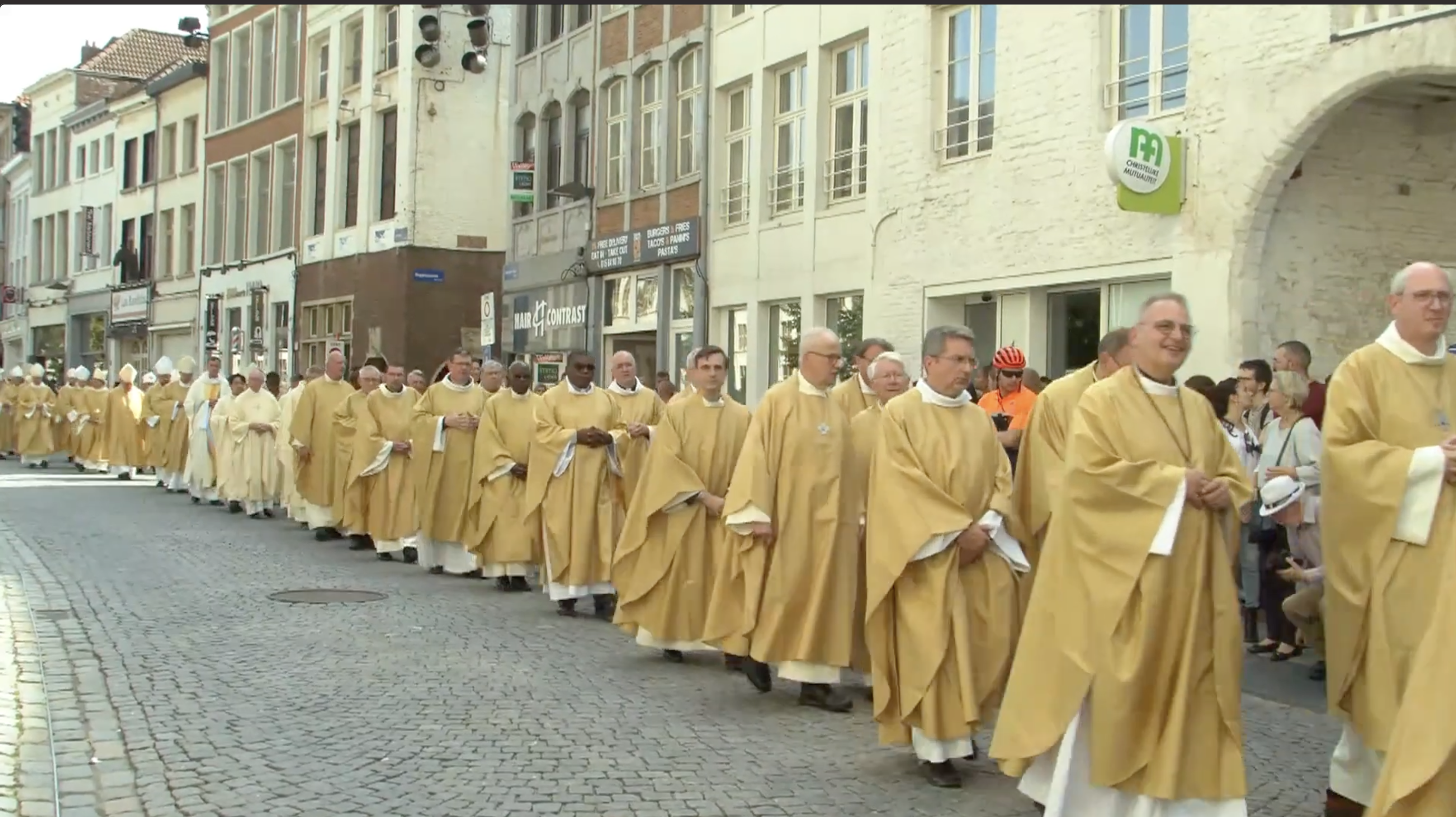 stoet buiten aan de kerk