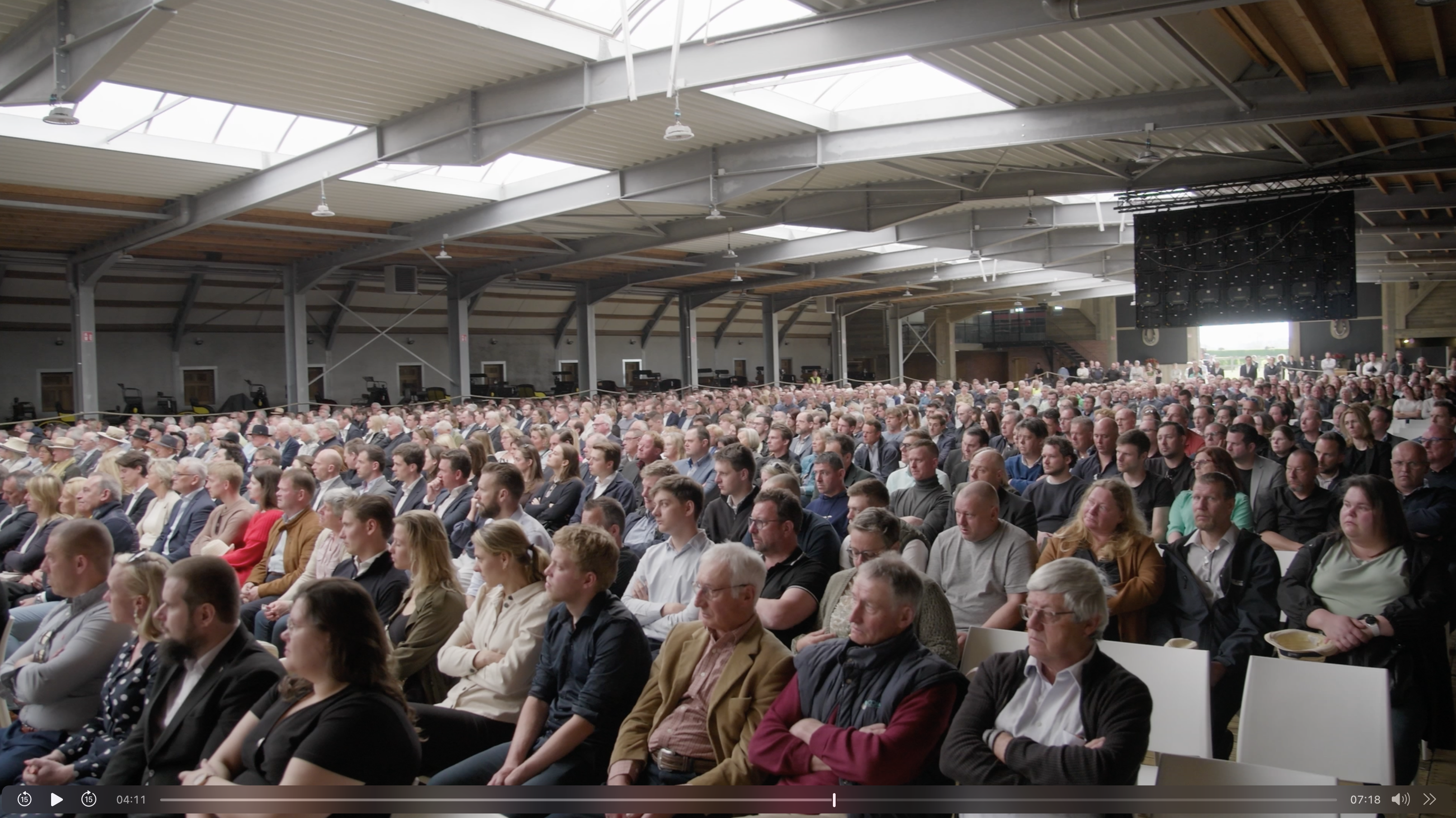 publiek aan LED scherm